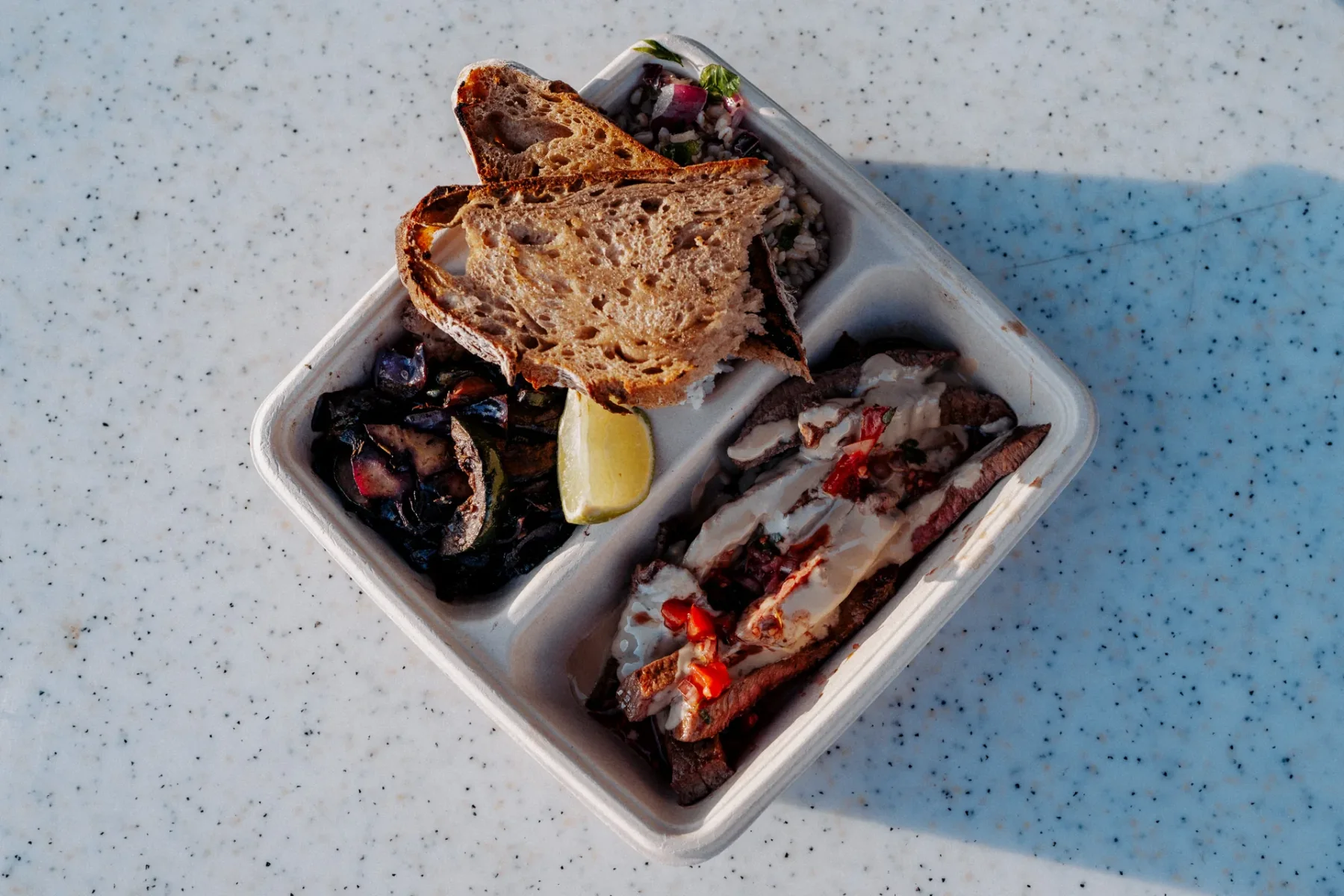 Wild Caught Salmon Box mit Purple Potato und Green Goddess